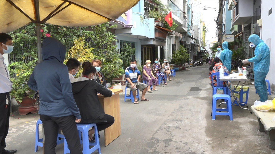 Cơ quan chức năng lấy mẫu xét nghiệm COVID-19. Ảnh:HCDC