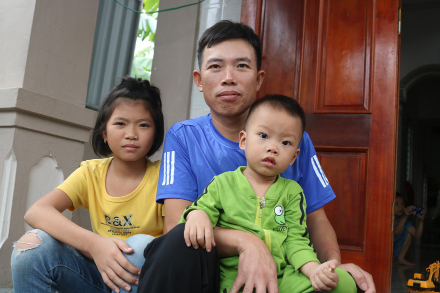 Anh Hà cùng hai con nhỏ