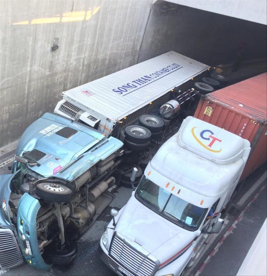 Một vụ xe container lật trong hầm chui nút giao ngã tư Vũng Tàu