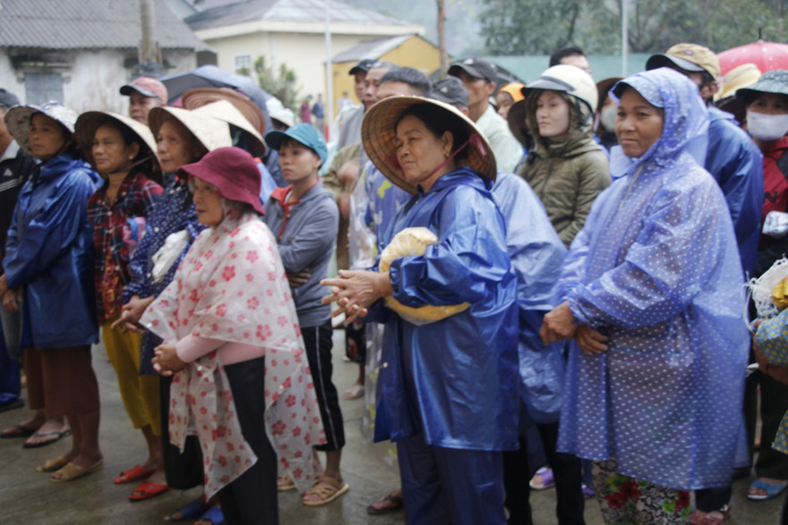 Những hộ thiệt hại nặng trong lũ lụt đến nhận quà cứu trợ