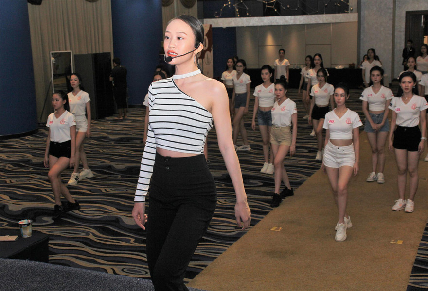 Biên đạo Kim Anh hướng dẫn thí sinh tập luyện