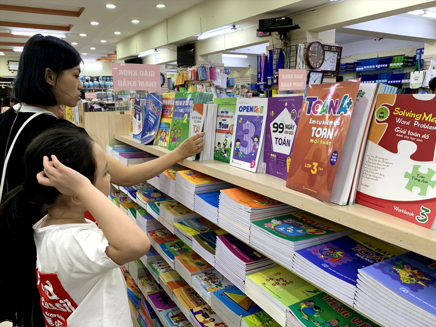 Bộ GD&ĐT yêu cầu rà soát lại tất cả 5 bộ SGK lớp 1. Ảnh: Như Ý 