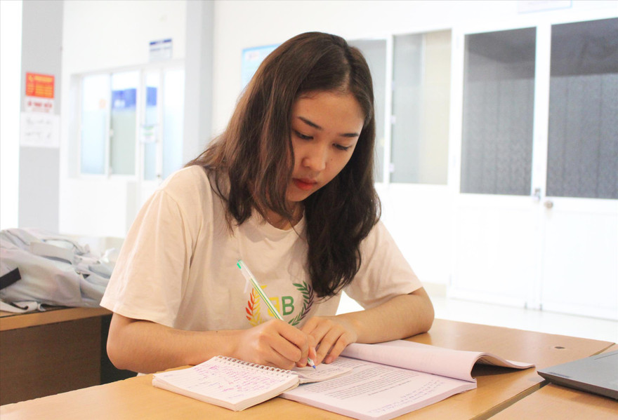 Ngoài giờ lên lớp, Đào Thị Xoan vẫn dành nhiều thời gian tự học. Ảnh: Giang Thanh