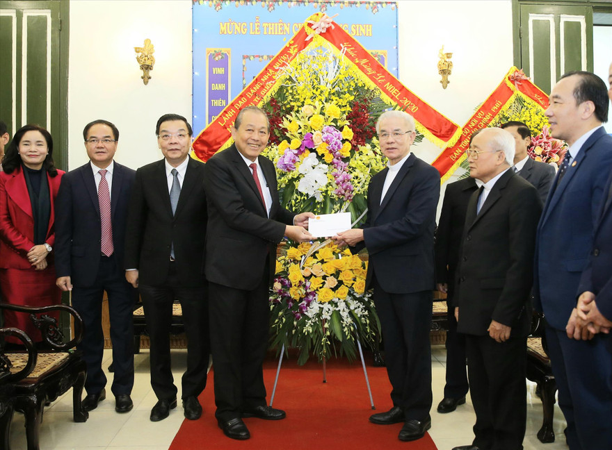 Phó Thủ tướng Thường trực Trương Hòa Bình chúc mừng Giáng sinh Ủy ban Đoàn kết Công giáo Việt Nam. Ảnh: VGP
