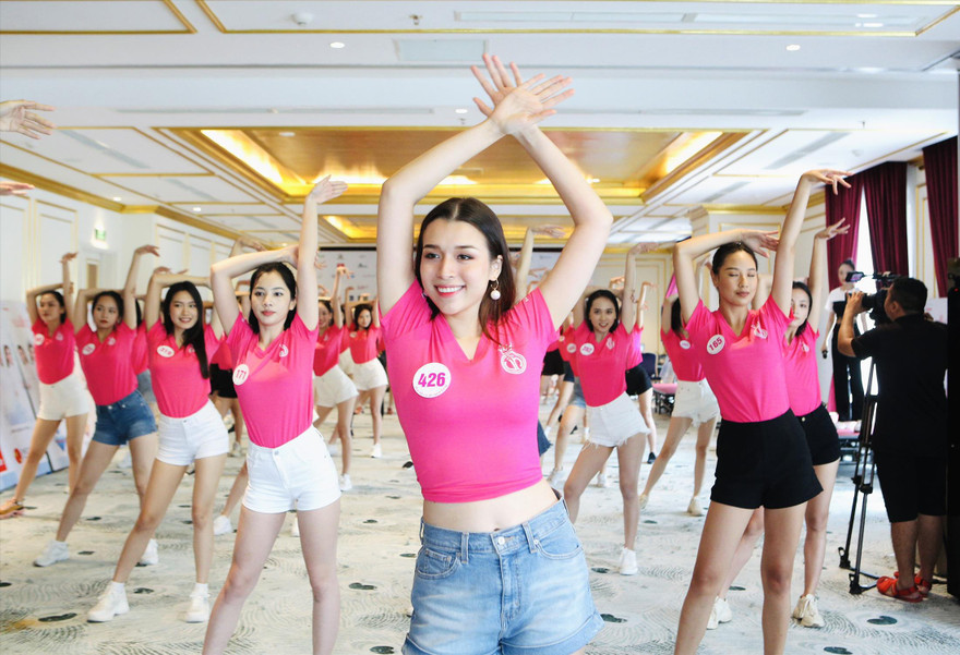 Thí sinh vòng Bán kết HHVN 2020 (từ trái qua) Nguyễn Thị Minh Trang, Nguyễn Võ Phương Thúy, Nguyễn Lê Phương Thảo, Nguyễn Thị Ngọc Tuyết và Lê Trúc Linh. Ảnh: TRỌNG TÀI