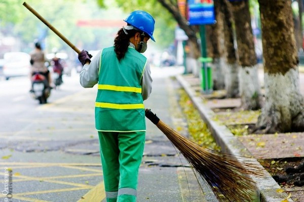 Công nhân nhiều lĩnh vực công ích Hà Nội đang bị giảm hoặc cắt lương do thành phố chậm thanh toán