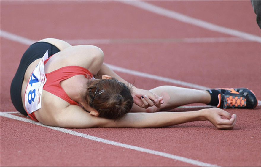 Quách Thị Lan đổ gục sau khi nỗ lực hết mình trên đường chạy. Ảnh: CTV