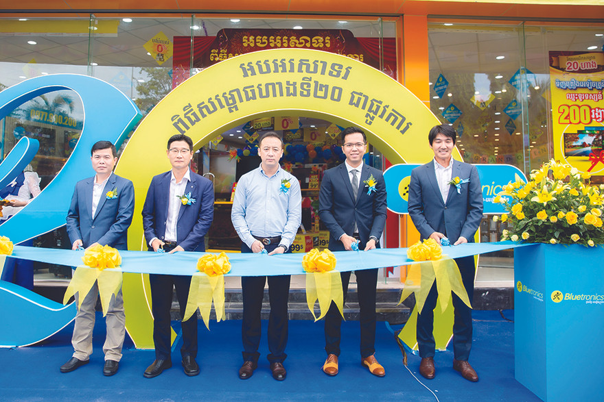 Một cửa hàng Bluetronics ngày khai trương  