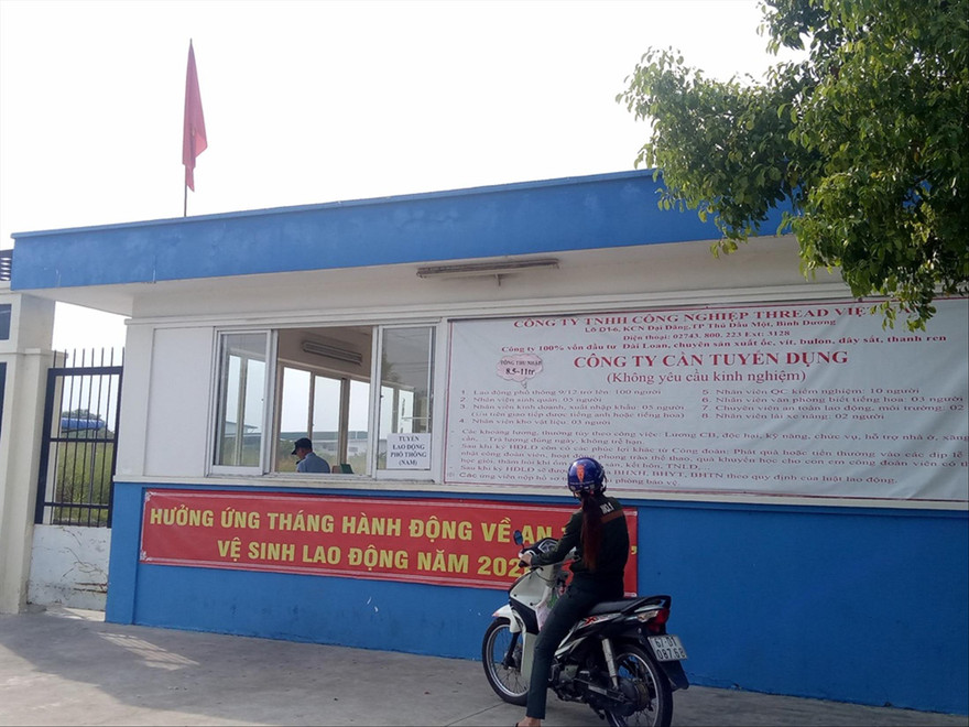 Công nhân tìm việc làm tại công ty ở Bình Duong. Ảnh: HC