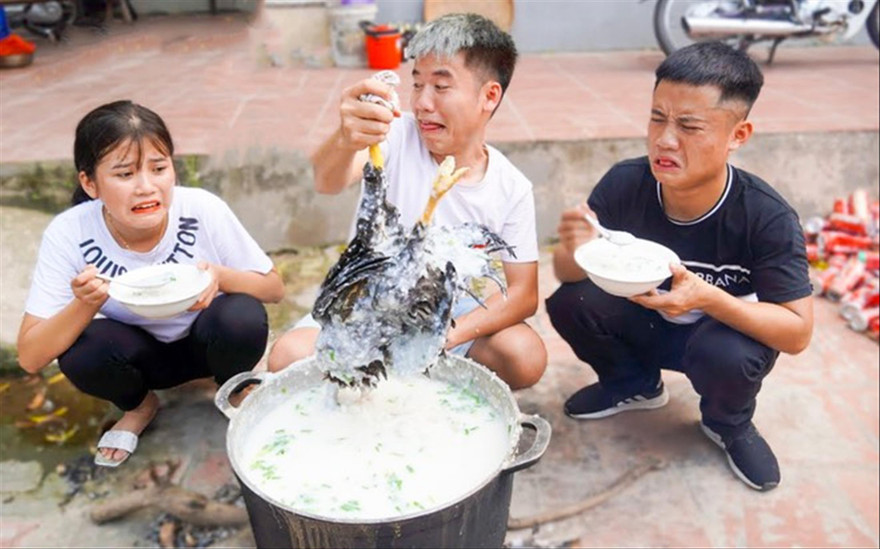 Hưng Vlog (người cầm con gà) hai lần bị xử phạt vì đăng tải các nội dung không phù hợp, trái thuần phong mỹ tục lên mạng xã hội