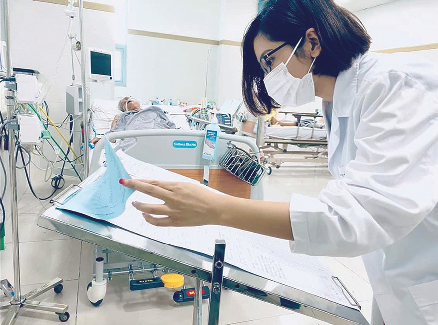 Trong dịch COVID-19, Vân Anh là cộng sự đắc lực của GS Trần Ngọc Phúc trong hành trình mang máy thở MV20 về Việt Nam