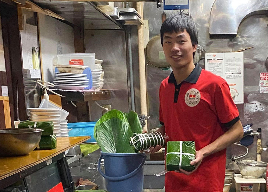 Gói bánh chưng nhớ hương vị Tết quê hương