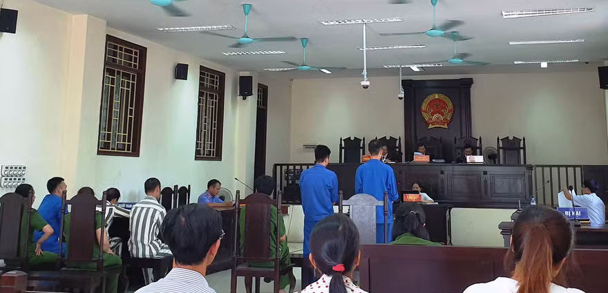 Phiên phúc thẩm vụ án “Tổ chức sử dụng trái phép chất ma túy” xảy ra tại xã Đông Xuân tại Tòa án nhân dân tỉnh Thái Bình ngày 23/6.