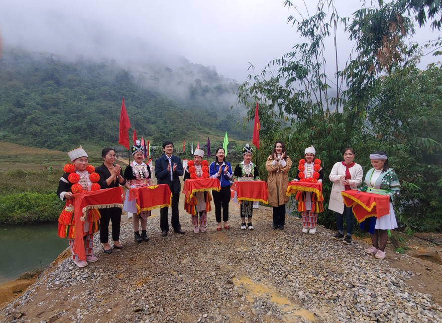 Lễ cắt băng khánh thành diễn ra trong niềm hân hoan của toàn thể nhân dân xã Sinh Long...