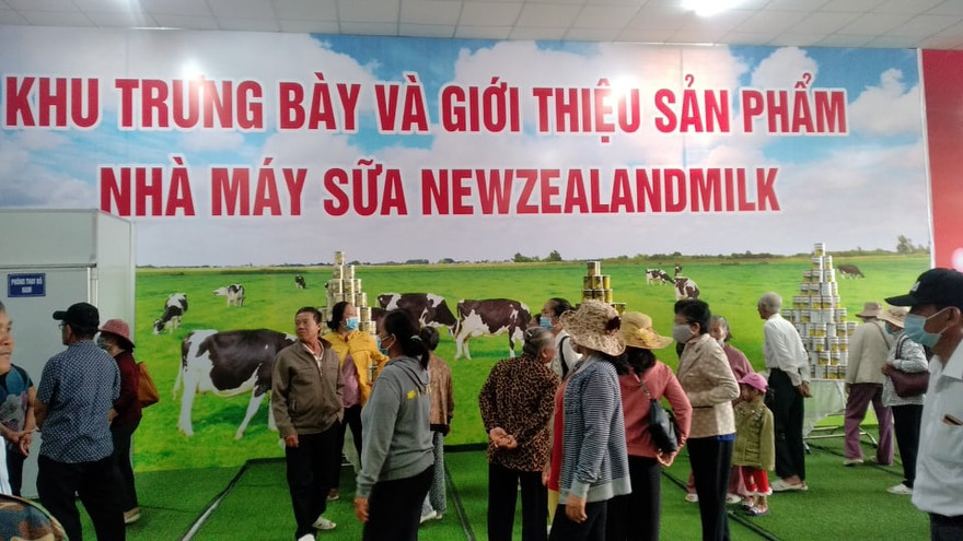 Hình ảnh buổi tham quan nhà máy sữa của công ty tại Bình Dương.