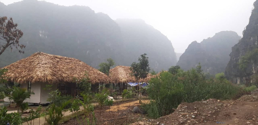 Hàng chục homestay được xây dựng bên trong cột giới vùng lõi quần thể danh thắng Tràng An tại khu vực thôn Khả Lương xã Ninh Thắng (Hoa Lư, Ninh Bình).