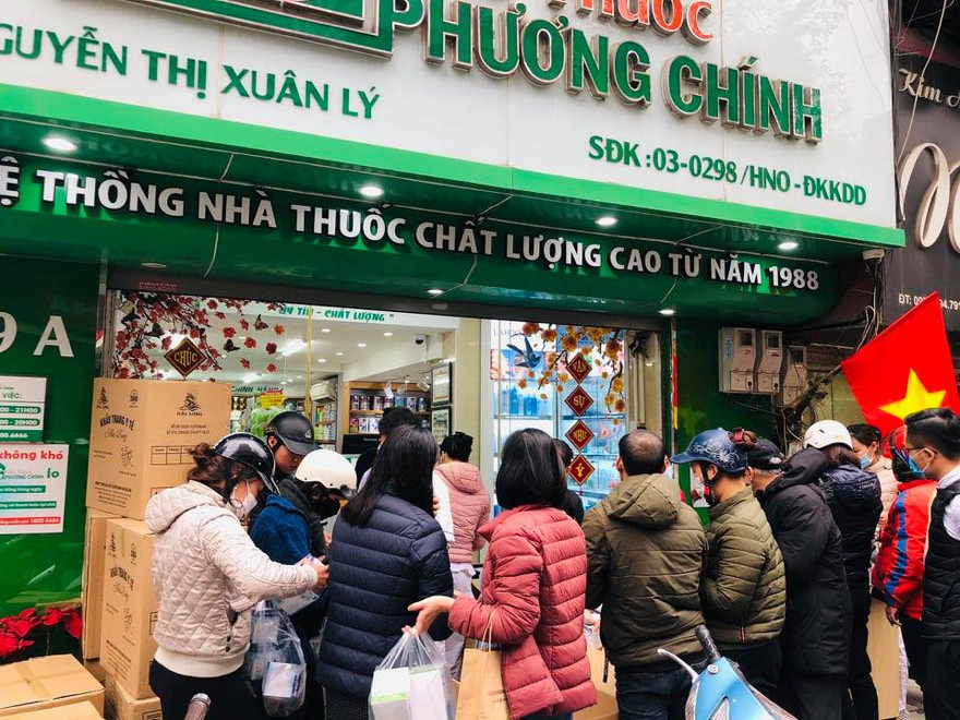 Cảnh nhộn nhịp xếp hàng mua khẩu trang ở Hà Nội