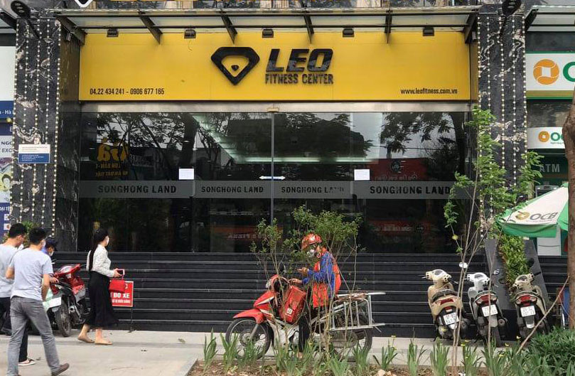 Chiều 25/3, ông Nguyễn Đức Chung, Chủ tịch UBND thành phố Hà Nội yêu cầu tất cả quán cà phê, quán bar, nhà hàng, các nơi tập gym phải dừng hoạt động toàn bộ, đóng cửa đến hết ngày 5/4. Ảnh chụp tại Tòa nhà Sông Hồng, trên đường Thái Hà, quận Đống Đa. 