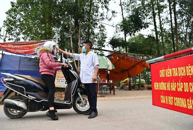 Khi công bố dịch COVID-19 trên cả nước sẽ thực hiện kiểm soát ra, vào vùng có dịch bệnh, hạn chế các tụ tập đông người, tạm đình chỉ các hoạt động tại nơi công cộng.