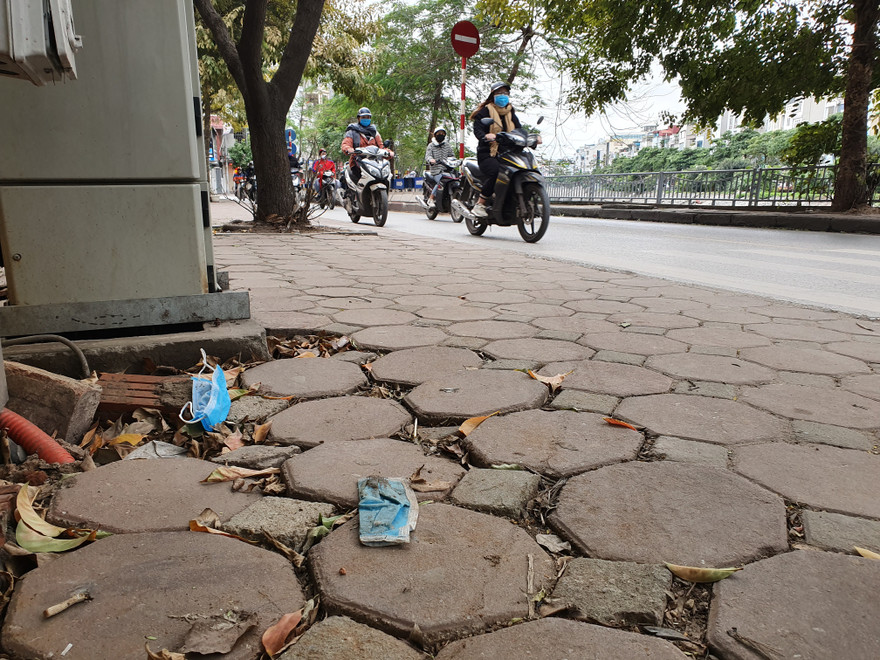 Khẩu trang y tế vứt bừa bãi trên lòng đường, vỉa hè