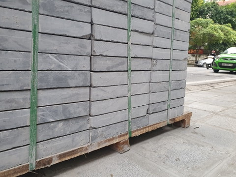Các viên đá được đưa đi lát vỉa hè ở các tuyến phố tại Hà Nội còn nguyên kiện nhưng đã sứt mẻ, nứt nẻ được xử lý bằng cách... quét vôi, ve để che kín.