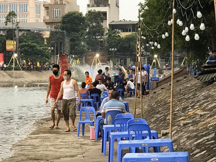 Quán bia bày bàn ghế cho khách ngồi tràn lan trên vỉa hè, vệ hồ.