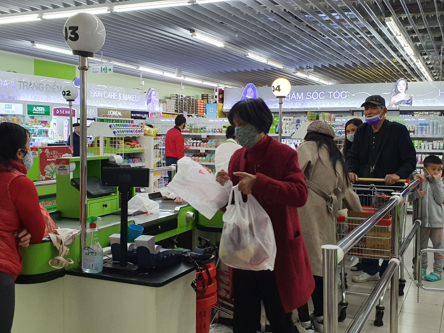  Người dân tích trữ thực phẩm phòng dịch cúm do virus corona.
