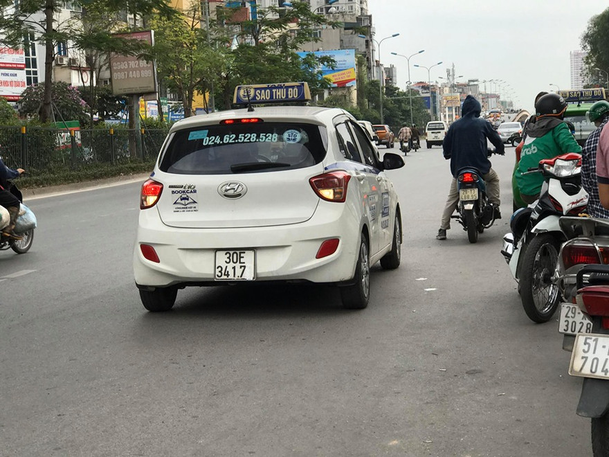 Yêu cầu các hãng taxi xử lý các trường hợp tài xế “biến hóa” biển số, đón trả khách sai quy định
