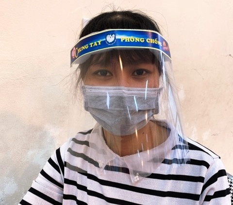 Cán bộ Cung Thiếu nhi Hà Nội đã cùng nhau quyên góp, thiết kế, sản xuất tấm chắn giọt bắn tặng cho các y, bác sỹ trong các bệnh viện tuyến đầu chống COVID-19.