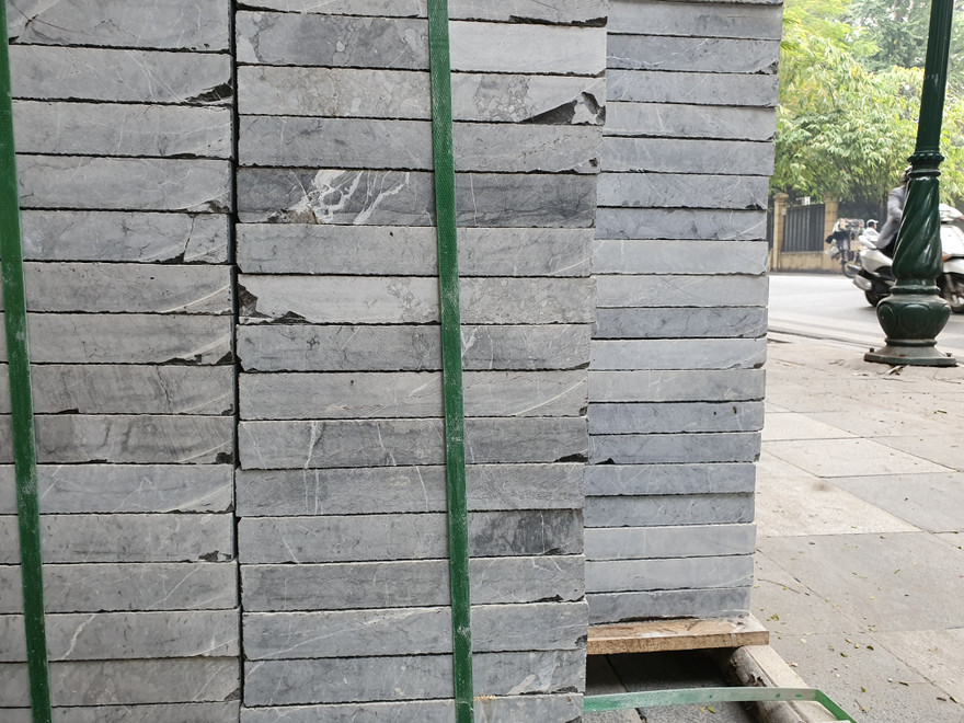 Đá lát vỉa hè đường phố Hà Nội chưa thi công đã xuất hiện những vết nứt, rạn...