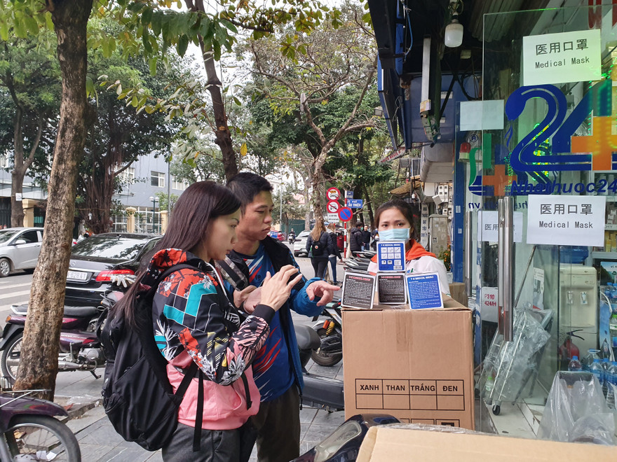 Người dân tấp nập mua khẩu trang phòng virus Corona