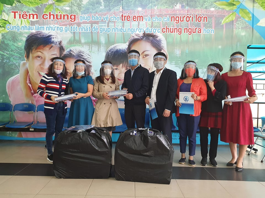 Cung Thiếu nhi Hà Nội phối hợp với Báo Tiền Phong tổ chức trao 2.000 sản phẩm tấm chắn giọt bắn sử dụng cho các y, bác sỹ phòng COVID-19