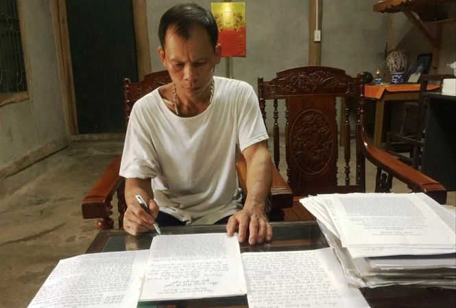 Thời gian qua, gia đình và luật sư đã gửi đơn kêu cứu và đơn từ khắp nơi đề nghị khôi phục điều tra vụ án giết thiếu niên Hoàng Ngọc Đông ở khu Hạ Sơn, tổ 1, phường Minh Khai, thành phố Hà Giang. Ảnh Nguyễn Thắng