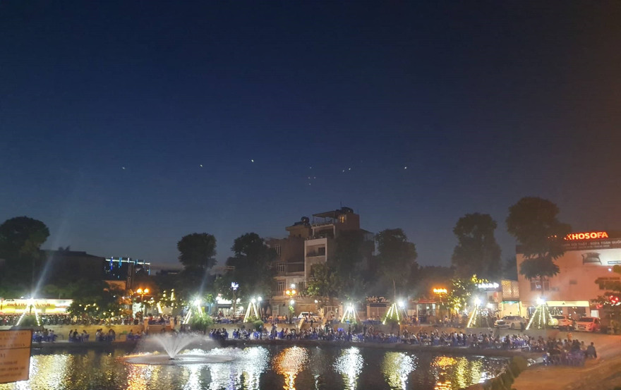 Tái diễn cảnh quán bia vây kín bờ hồ