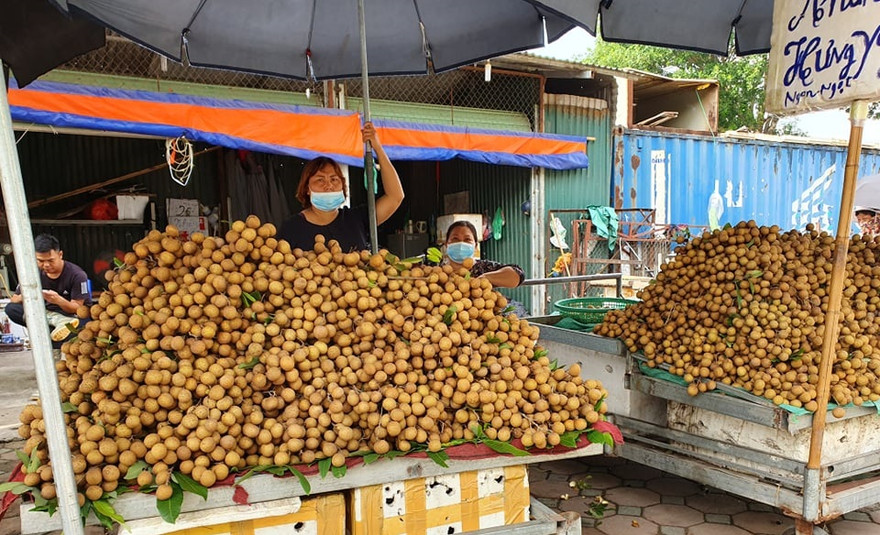 Nhãn tươi tràn xuống phố giữa dịch COVID-19