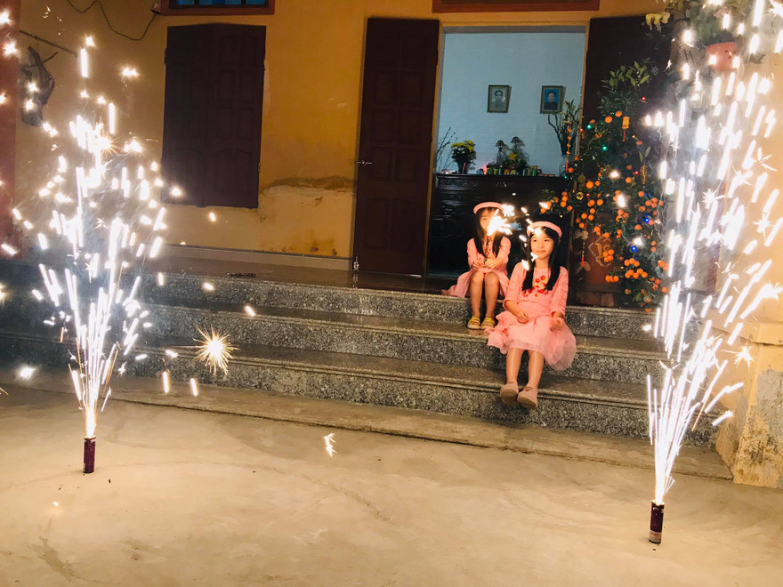 Nhiều gia đình đã chủ động mua pháo hoa hợp pháp về chơi Tết