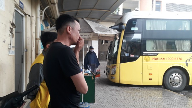 Nhiều người không đeo khẩu trang. Ảnh chụp tại Bến xe Giáp bát sáng 16/3. Ảnh Nguyễn Thắng.