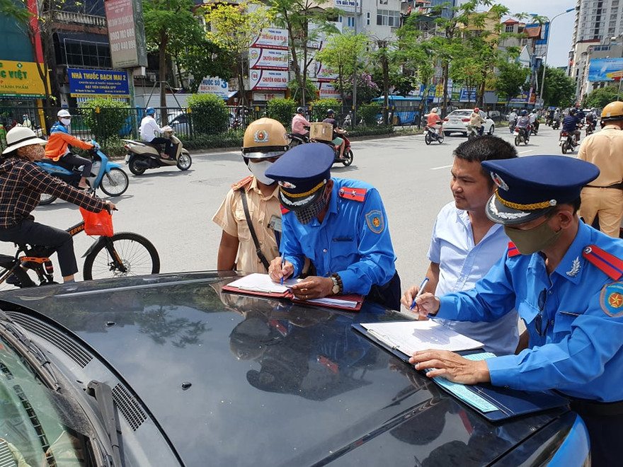 Lực lượng chức năng đã ra quân xử lý nhiều xe taxi che biển số, đón trả khách sai quy định.