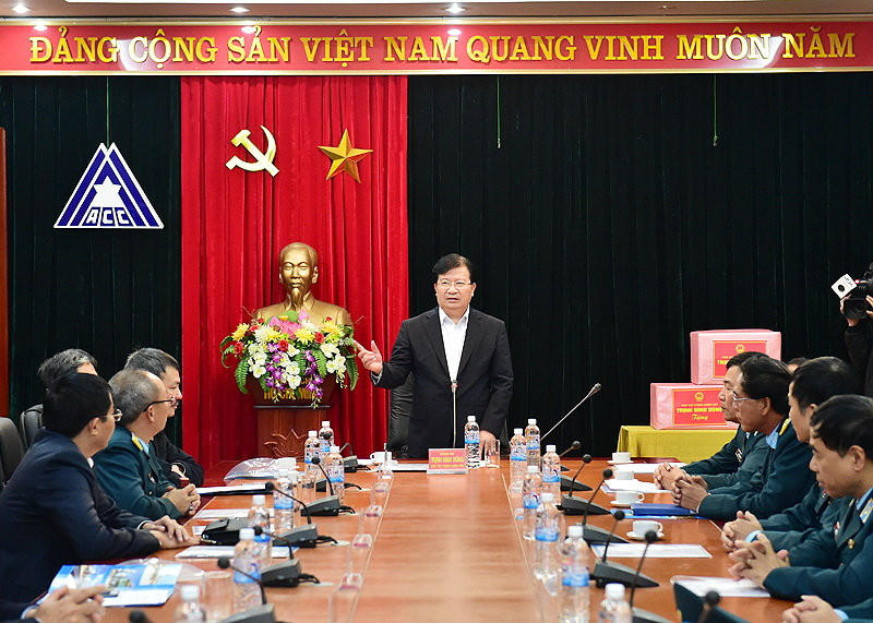 Phó Thủ tướng Trịnh Đình Dũng chủ trì cuộc làm việc với Công ty Thiết kế và tư vấn xây dựng công trình hàng không và bộ ngành liên quan - Ảnh: Xuân Tuyến