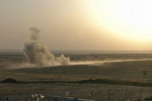 Khói bốc lên từ khu vực chiến đấu cơ Mỹ ném bom trong lần không kích đầu tiên. Ảnh: AP.