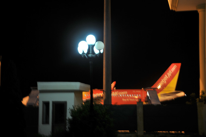 Chiếc máy bay hạ cánh an toàn sau nhiều phút lòng vòng trên trời.