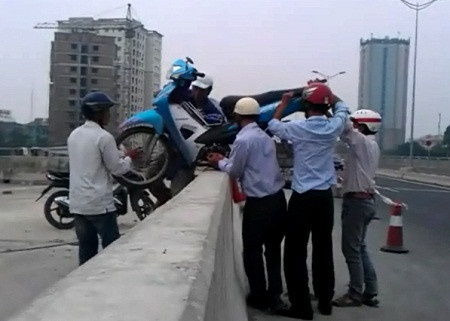 'Nghề' khiêng xe máy ở cao tốc Pháp Vân - Cầu Giẽ