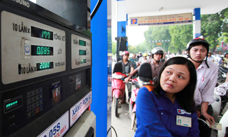 Xăng giảm 500 đồng/lít từ 16h chiều nay