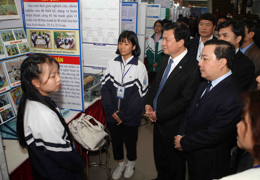 Ban tổ chức nghe học sinh trình bày dự án trong cuộc thi Khoa học kỹ thuật cấp quốc gia khu vực phía Bắc