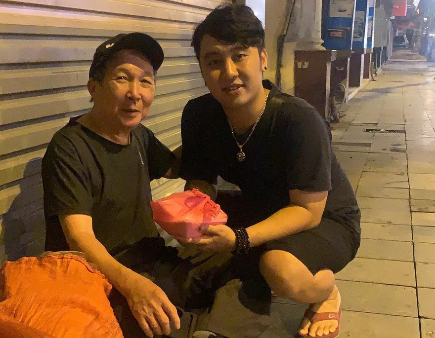 “Bờm” chụp ảnh cùng ông lão vô gia cư 