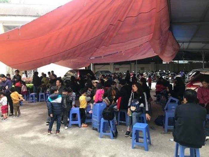  Khoa khám bệnh Viện Sốt rét - Ký sinh trùng - Côn trùng T .Ư quá tải người đến khám phải căng lều cho người dân ngồi chờ Ảnh: Nguồn VOV