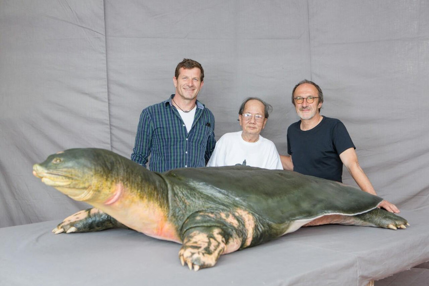 PGS.TS Hà Đình Đức chụp ảnh cùng hai nhà chế tác người Đức 