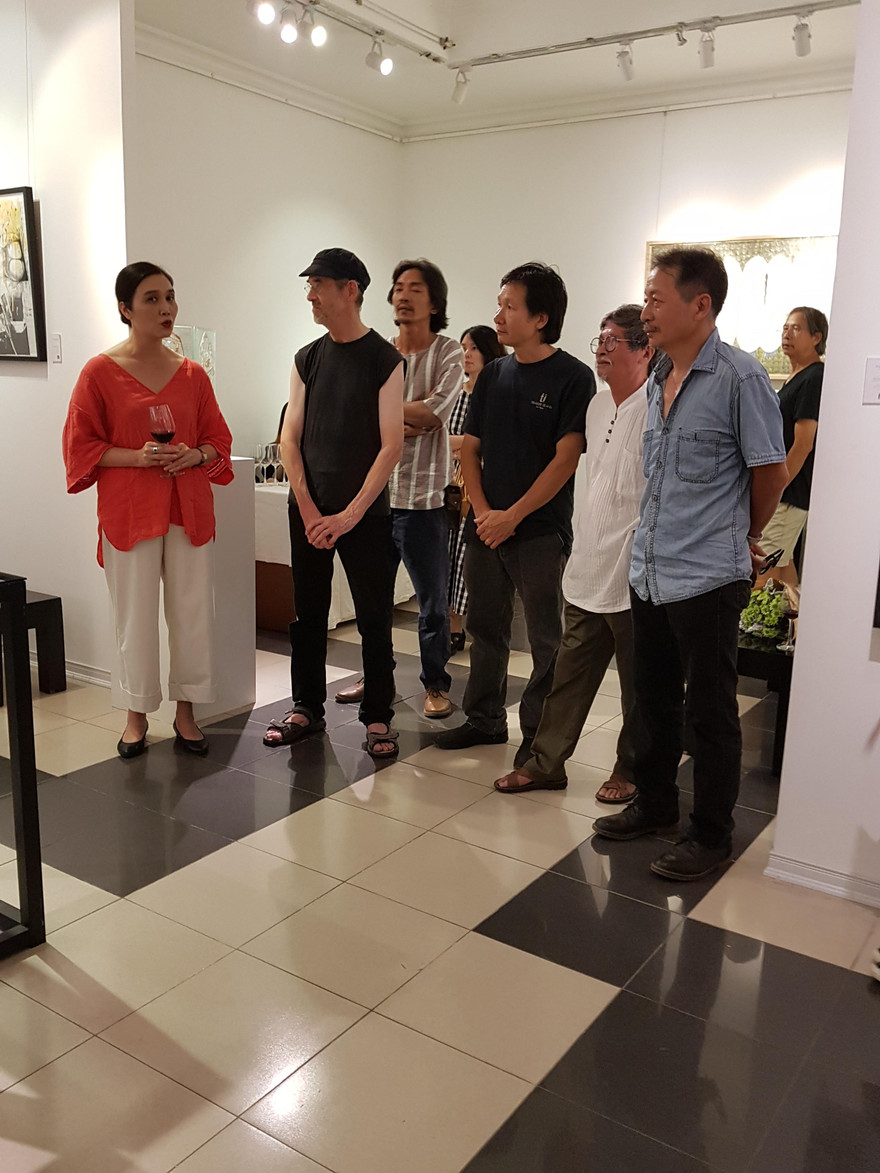 Thứ hai từ trái qua: họa sĩ Christian Lemoine, Lê Anh Quân và Vương Văn Thạo Ảnh: An An 