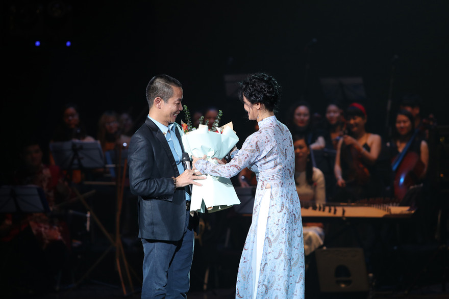 Hồng Nhung trao bó hoa bày tỏ sự trân trọng với người đã viết tặng cô Thư Hà Nội Ảnh: Hòa Nguyễn