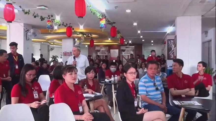 Khách hàng đến công ty Alibaba đòi quyền lợi sáng 19/9 